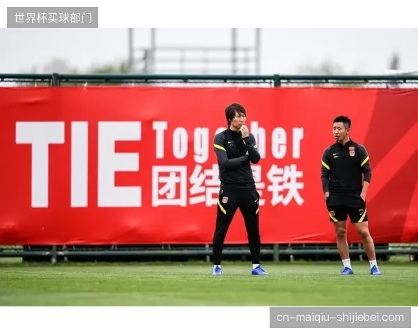 公开讨论球队战术短板并征集解决方案，能塑造足协开明形象并增强球迷归属感。